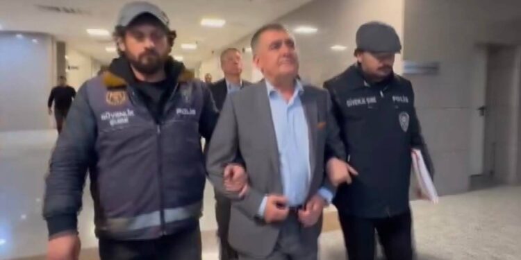 Kolunda polisle ifadeye gidiyor olma fotoğrafı artık kimi hallerde bir onur nişanesine dönüşmüştür