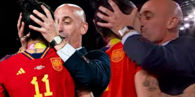 Kupa Töreninde Zorla Öpmüştü: Eski Federasyon Başkanından Skandal Savunma