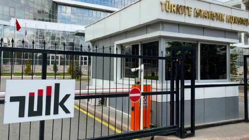 Kurumun yemekhanesinde yemek yiyen bir asgari ücretli 9 bin lira borçlanıyor