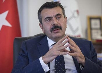 MEB bakanı Yusuf Tekin durmuyor!