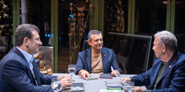 Mansur Yavaş toplantıda hangi köşe yazısını okudu?