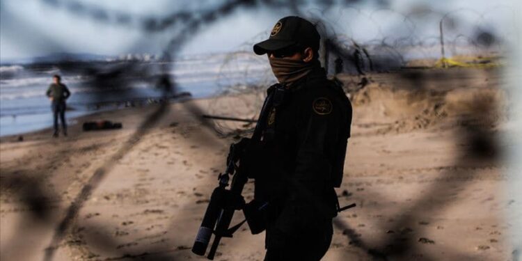 Meksika, ABD sınırını takviye ediyor