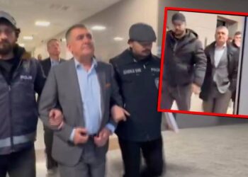 Orhan Turan savcılığa götürülürken eli cebine girdiği görüntü iktidarı öfkelendiriyor, polislerin koluna girmesi cezalandırmak için