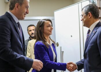 Özel’den DEM Parti eş genel başkanlarına ‘kayyım’ telefonu