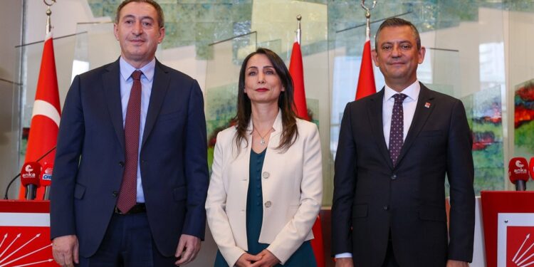 Özgür Özel'den DEM Parti'ye 'Kayyım' Telefonu