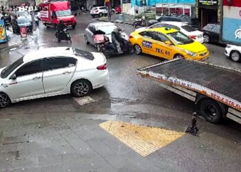 Pendik'te otomobil, dikiz aynasını kıran motosikletliyi ezdi!