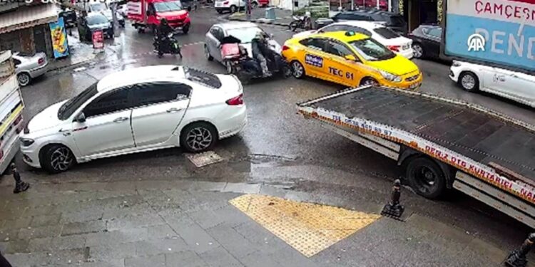 Pendik'te otomobil, dikiz aynasını kıran motosikletliyi ezdi!