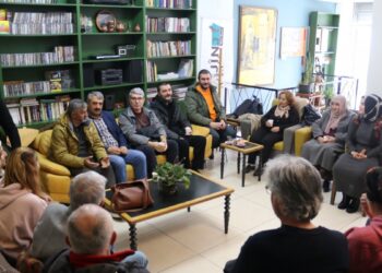 Polis baskınna karşı kültür-sanat nöbeti