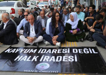 Polis, yalnızca kadınların yürüyüşüne izin verdi