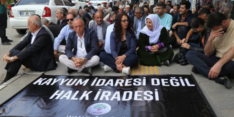 Polis, yalnızca kadınların yürüyüşüne izin verdi