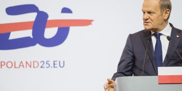 Polonya Başbakanı Tusk: Yasaları çiğneyen göçmenler sınır dışı edilecek