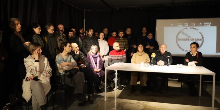 Sanatçılardan gözaltılara tepki: Suçlamalarınız hakikatin güneşinde kar gibi eriyecek