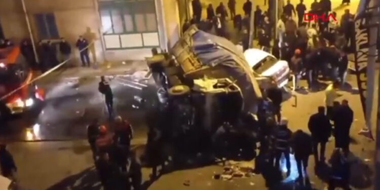 Şanlıurfa’da freni patlayan kamyon sürüklediği araçla köprüden uçtu: 3 ölü, 12 yaralı
