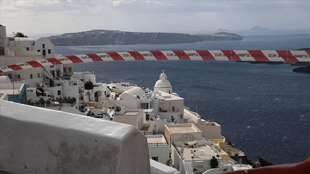 Santorini dün gece 5,2 ile yine sallandı: 14 bin kişi adayı terk etti