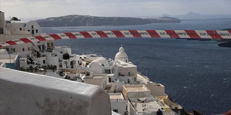 Santorini dün gece 5,2 ile yine sallandı: 14 bin kişi adayı terk etti