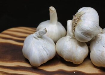 Sarımsak fiyatı et ile yarışıyor; vatandaş kiloyla değil taneyle almaya başladı