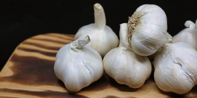 Sarımsak fiyatı et ile yarışıyor; vatandaş kiloyla değil taneyle almaya başladı