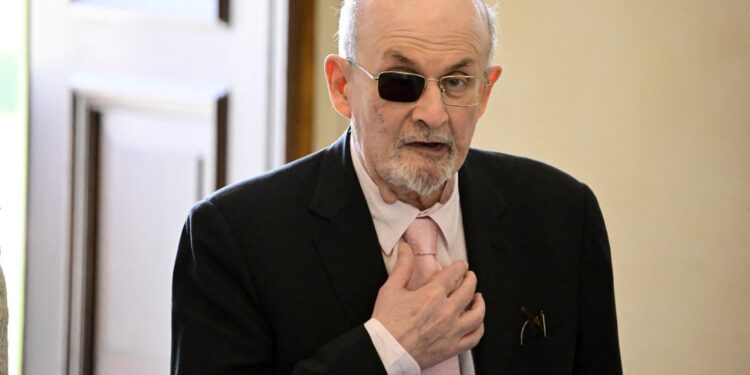 Selman Rüşdi’yi kör etmekle suçlanan saldırganın duruşması ABD’de başlıyor