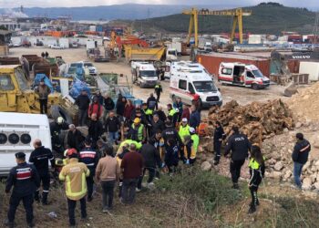Servis Otobüsü İle TIR Çarpıştı: 9 Kişi Yaralandı! TIR Şoförü Gözaltına Alındı