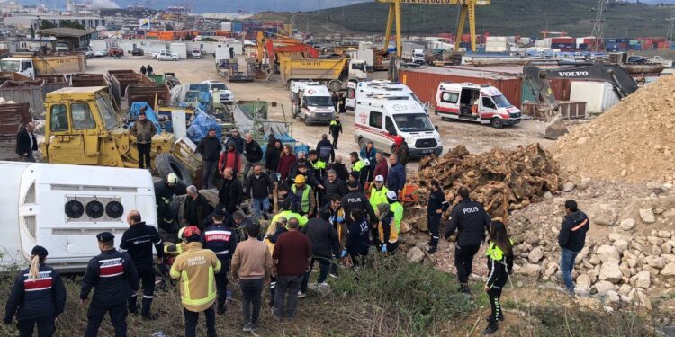Servis Otobüsü İle TIR Çarpıştı: 9 Kişi Yaralandı! TIR Şoförü Gözaltına Alındı