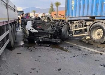 Seyir halindeki TIR karşı şeride geçti; sürücü hayatını kaybetti