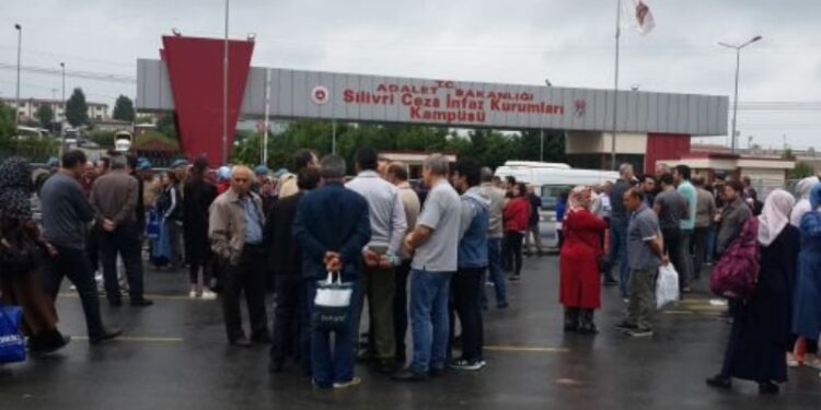 Silivri'de avukatlar, görüşme için boş kabin bulamıyor