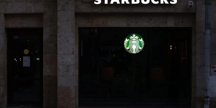 Starbucks Binlerce Kişiyi İşten Çıkaracak