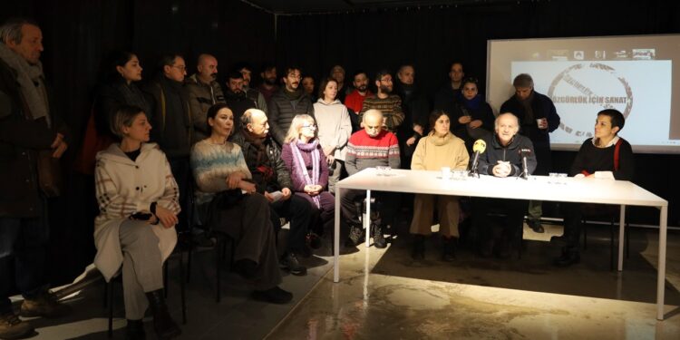 Sanatçılardan gözaltılara tepki: Suçlamalarınız hakikatin güneşinde kar gibi eriyecek