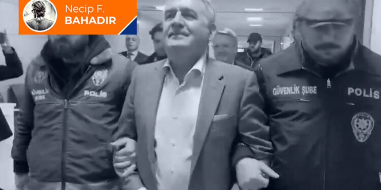 TÜSİAD’ın iki yanında iki polis!
