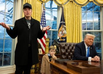 Trump, Oval Ofis’teki masayı rötuşa gönderdi; Musk’ın oğlu burnunu karıştırmıştı