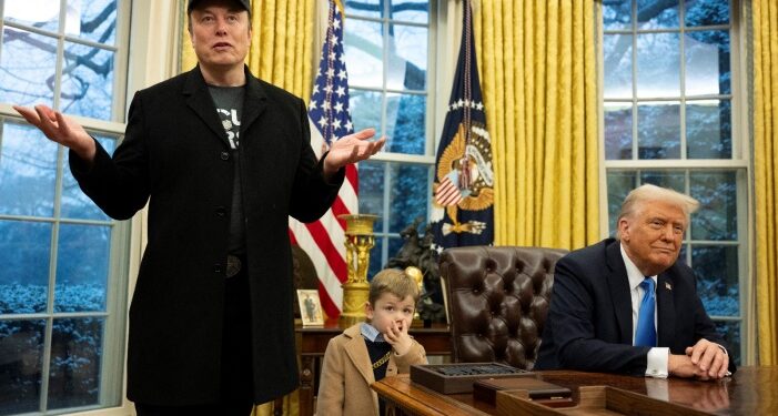Trump, Oval Ofis’teki masayı rötuşa gönderdi; Musk’ın oğlu burnunu karıştırmıştı