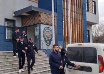 Ümraniye'de yol kesen magandalar otomobile saldırdı!