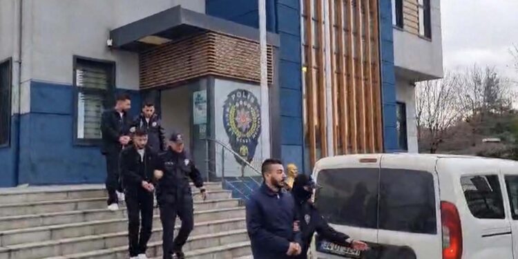 Ümraniye'de yol kesen magandalar otomobile saldırdı!
