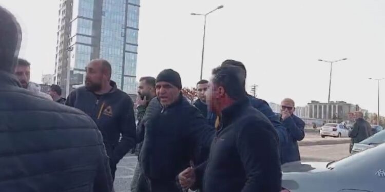 Yayaya Çarpan Sürücüyü Çevredeki Esnaf Darp Etti