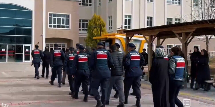 Yerlikaya’dan hukuksuz ev baskınlarına övgü: ”Kıskaç 38 operasyonunda 45 kişi gözaltına alındı, 24’ü tutuklandı”