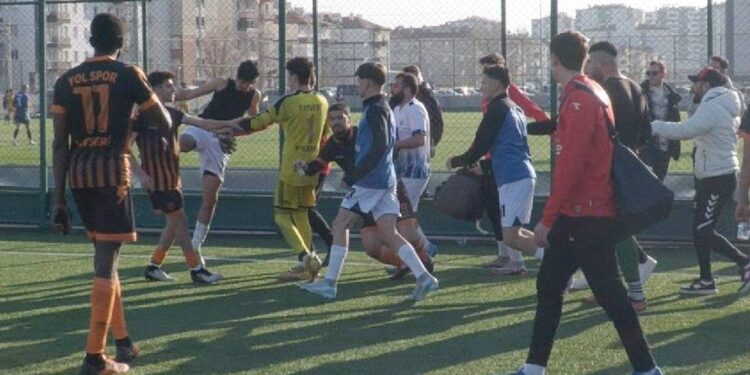 Yeşil Sahada Ortalık Karıştı, Yenilmeyi Hazmedemeyen Takım Ortalığı Birbirine Kattı