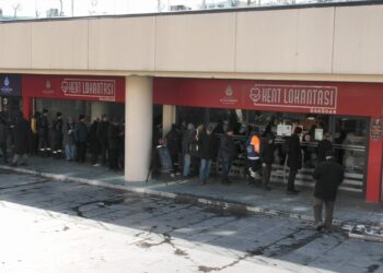 Yoksulluğun Fotoğrafı... Kent Lokantası Önünde Uzun Kuyruklar Oluştu