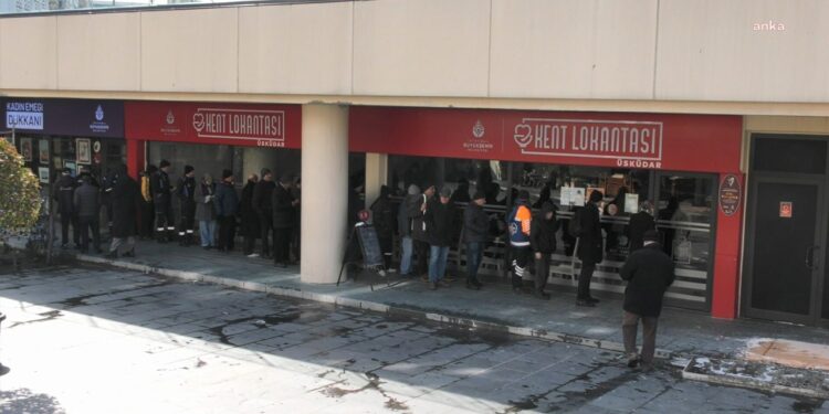 Yoksulluğun Fotoğrafı... Kent Lokantası Önünde Uzun Kuyruklar Oluştu