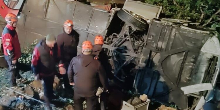 Yolcu otobüsünde can pazarı 10'u ağır, 28 yaralı