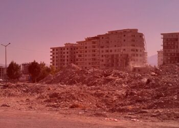 Yüzlerce Depremzede Mezar Olan Ebrar Sitesi Yapsatçısına Kurayla Ev Verildi