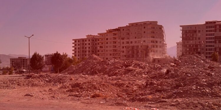 Yüzlerce Depremzede Mezar Olan Ebrar Sitesi Yapsatçısına Kurayla Ev Verildi