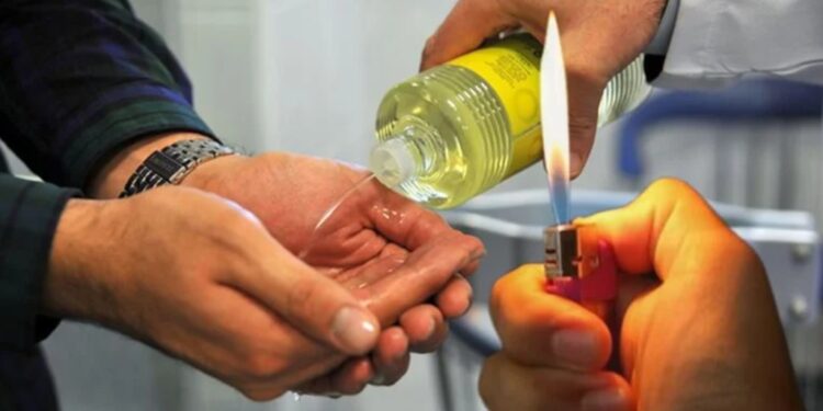 Zihinsel engelli genci kolonya ile yaktılar