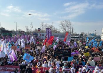 Yüzlerce kadın Kadıköy’de biraraya geldi: “İstiyoruz ki kadınlar sokakta, evde şiddet görmesin”