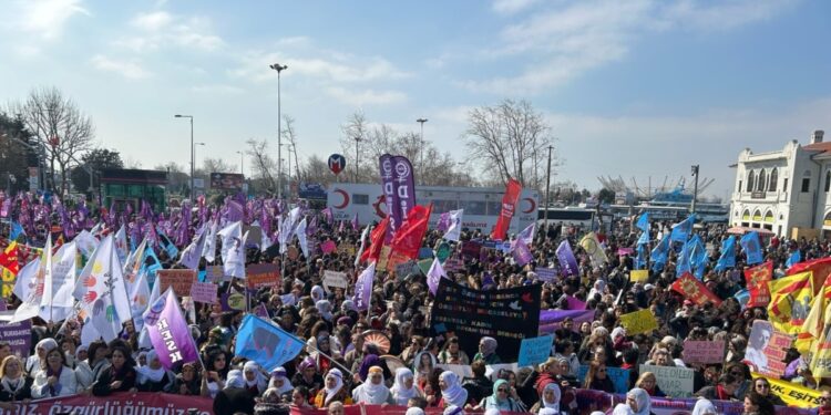 Yüzlerce kadın Kadıköy’de biraraya geldi: “İstiyoruz ki kadınlar sokakta, evde şiddet görmesin”