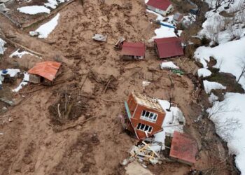 1 ev yıkıldı, 2 ev ağır hasar gördü