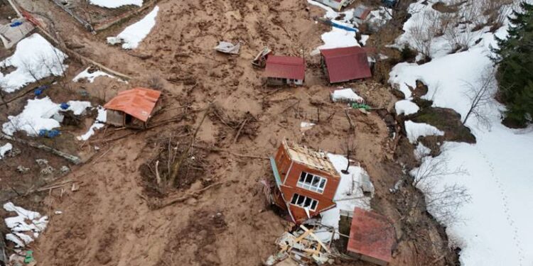 1 ev yıkıldı, 2 ev ağır hasar gördü