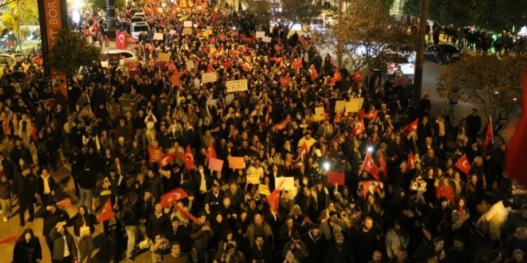Adana’da çok sayıda kişi gözaltına alındı