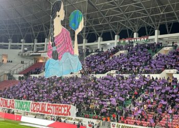 Amedspor stadyumu mora boyandı