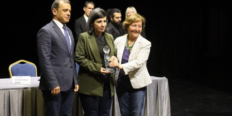 ‘Barış, Dostluk ve Demokrasi’ ödülü katledilen gazetecilere adandı