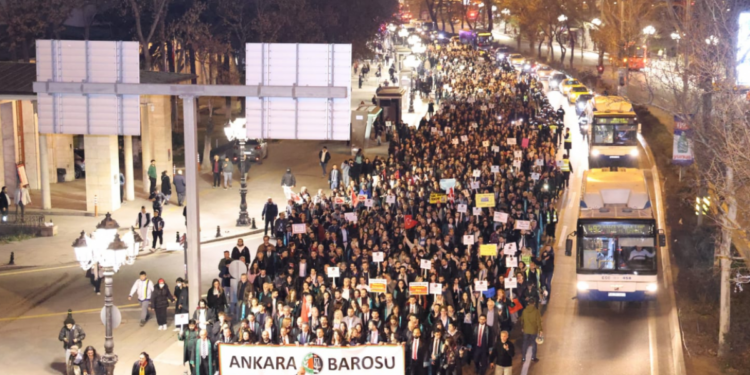 Ankara Barosu’ndan kitlesel yürüyüş: Meslek onuru için mücadele edeceğiz